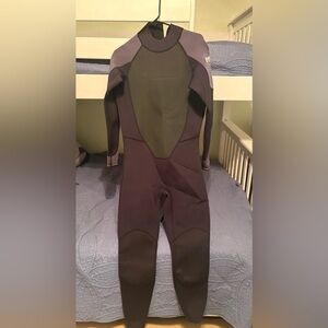 Men's full length wetsuit. Only worn twice.